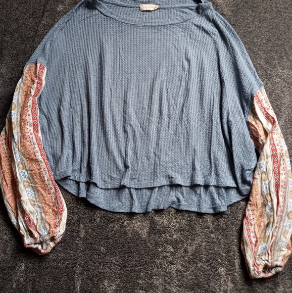 Altar'd State Tops - Altar'd State light blue thermal top with contrasting sleeves